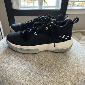 NWOT Boys size 5.5 Under Armour basketball black/white shoes